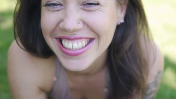 広い笑顔と笑いのブルネットの女性を楽しむ生活 代低速で美しい女性 — ストック動画