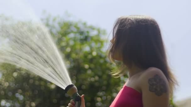 妇女在花园里浇草微笑 女性享受浇灌慢动作 — 图库视频影像