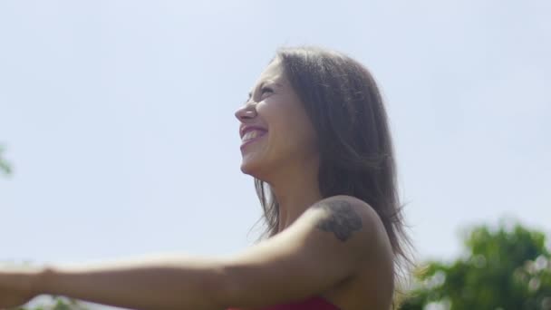 Mujer Feliz Disfruta Lluvia Verano Cámara Lenta Agua Fría Través — Vídeo de stock