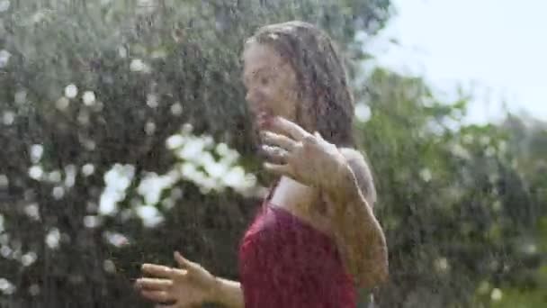 Regn Stoppar Kvinna Regndroppar Känner Lycka Slowmotion Rening Från Synder — Stockvideo