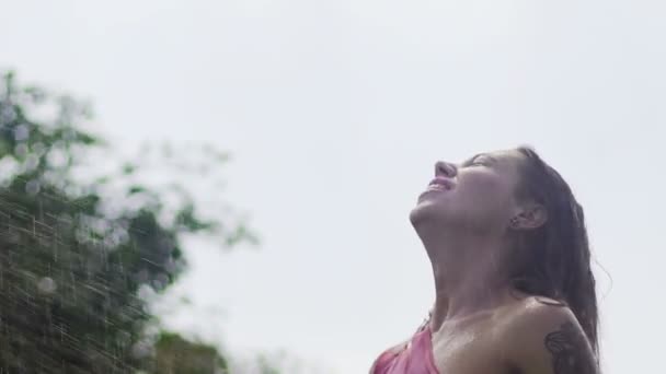 雨クレンジング 悲鳴笑顔で女性を罪から浄化カタルシスを感じています — ストック動画