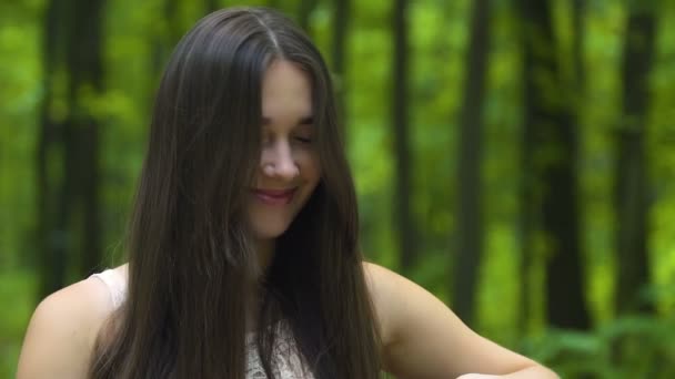 Улыбающаяся Брюнетка Смотрит Камеру Движущиеся Волосы Женщина Наслаждается Жизнью Счастливая — стоковое видео