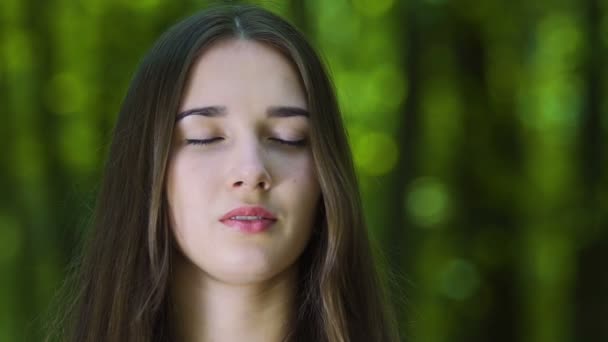 Femme Méditant Les Yeux Fermés Forêt Caméra Panoramique Lieu Texte — Video