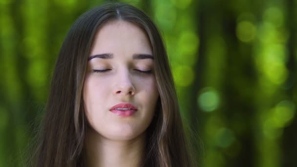 Femme Méditante Ouvre Lentement Les Yeux Réveillant Rêve Extérieur Calme — Video