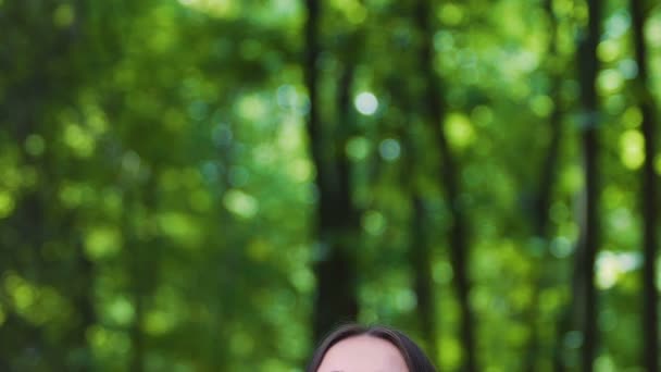 Lächelnde Frau Blickt Glücklich Wald Auf Träumt Lebensfreude Glück — Stockvideo