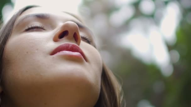 Nízký Úhel Snímku Žena Tvář Zavřenýma Očima Medituje Spojené Přírodou — Stock video