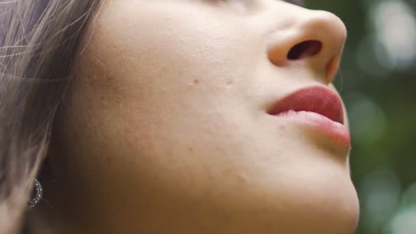 屋外女性の顔のクローズ アップは目を閉じ 女性瞑想公園スローモーションで — ストック動画