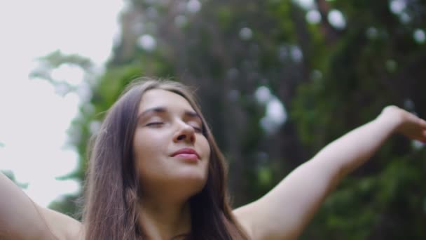 Gelukkige Vrouw Roept Handen Omhoog Gevoel Aard Rond Geluk Vreugde — Stockvideo