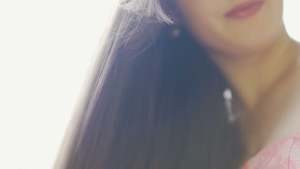 Lange Schöne Brünette Haare Junge Dame Mit Gesundem Haarschnitt Outdoor — Stockvideo