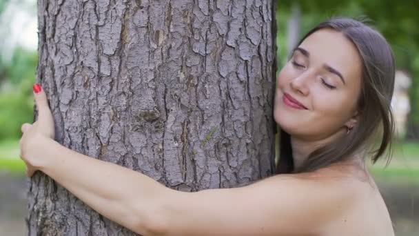 Mujer Bonita Abraza Árbol Siente Unidad Con Naturaleza Amor Vida — Vídeo de stock