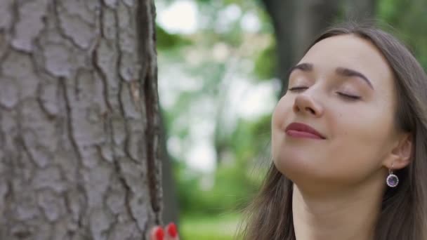 Mulher Amorosa Gentil Acaricia Abraços Uma Árvore Olha Para Cima — Vídeo de Stock