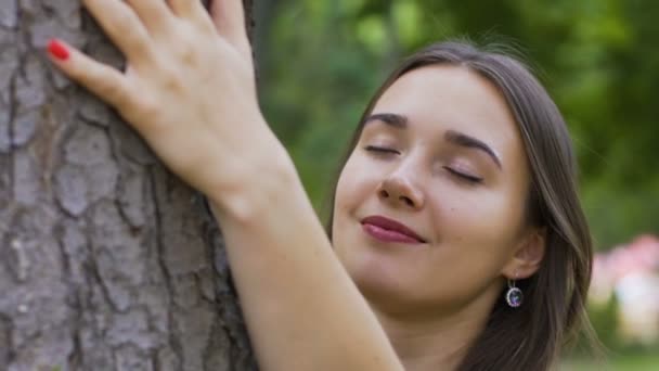 Jovem Bela Mulher Acaricia Árvore Amor Natureza Sentindo Paz Unidade — Vídeo de Stock