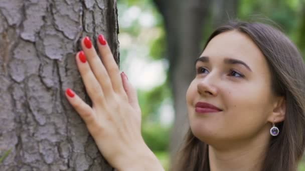 Mulher Abraça Uma Árvore Olha Com Amor Unidade Com Natureza — Vídeo de Stock