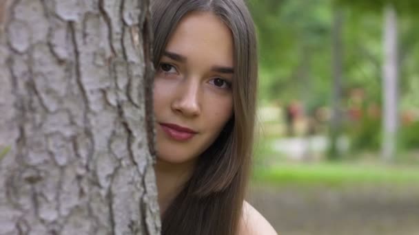 Kadın Görünüyor Ağacın Güzel Esmer Sakin Ciddi Arkasında Gülümser Ağır — Stok video