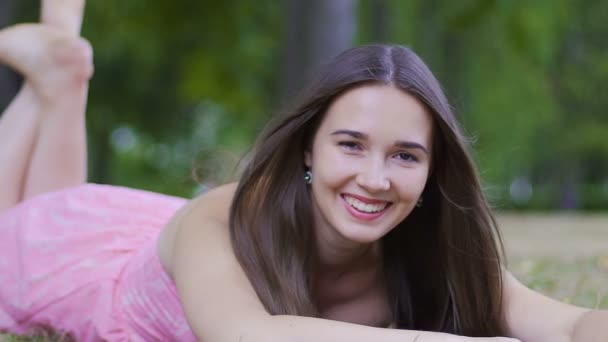 Sonriente Dama Felizmente Mira Cámara Disfruta Vida Siente Felicidad Aire — Vídeo de stock