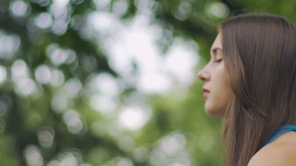 Жінка Закритими Очима Сидить Відкритому Повітрі Парку Медитуючи Позі Дзен — стокове відео