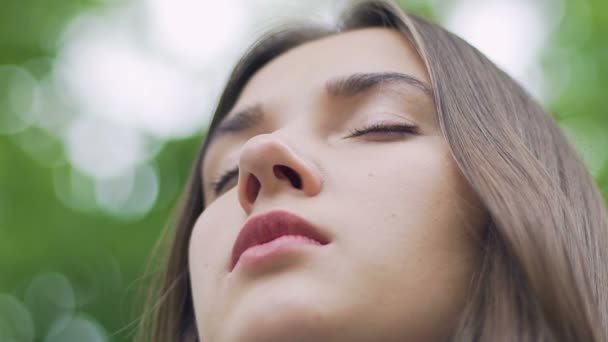 Низкий Угол Крупным Планом Женщина Закрытыми Глазами Медитирует Открытом Воздухе — стоковое видео
