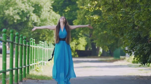 Femme Sentant Joie Vivre Bonheur Sourit Jouit Existence Extérieur — Video