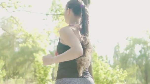 太陽の下でジョギング ランニング選手の朝 トレーニング線夏の森屋外 — ストック動画