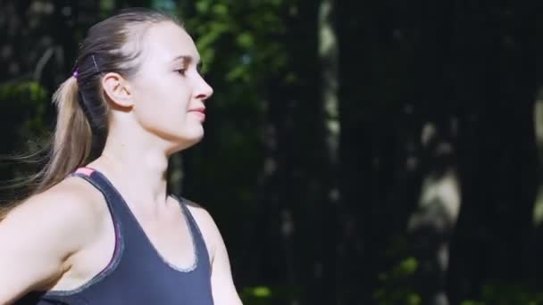 Женщина Бегает Парке Утренних Солнечных Лучах Замедленного Движения Смелая Бегунья — стоковое видео
