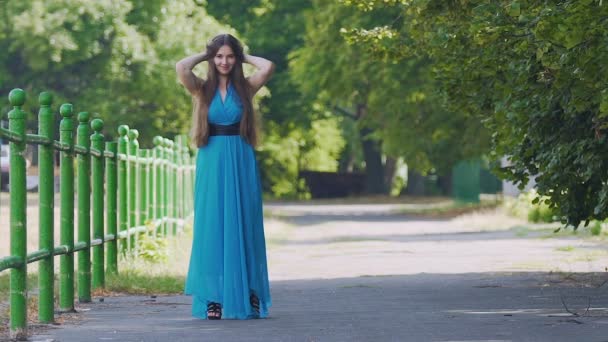 Gelukkig Lachende Vrouw Blauwe Jurk Staat Poseren Dansen Slowmotion Buitenshuis — Stockvideo