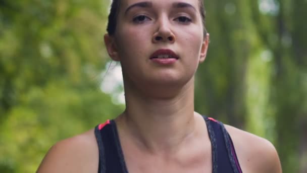 Ernstige Houding Voor Sport Gezondheid Vrouw Loopt Park Vrouwelijke Atleet — Stockvideo