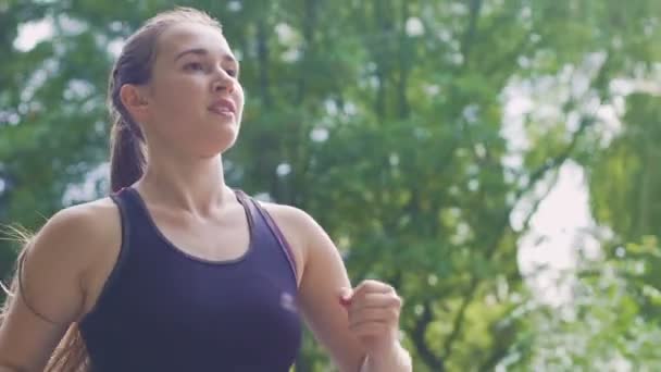 Flachschuss Läuferin Park Zeitlupe Läuferin Lächelt Training — Stockvideo