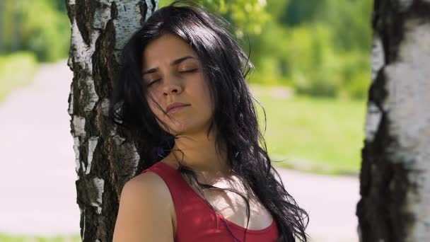 Mujer Pelo Oscuro Encuentra Cerca Abedul Parque Sintiendo Unidad Con — Vídeos de Stock