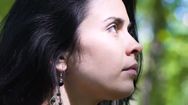 Mulher Bonita Olha Para Cima Andando Livre Unidade Com Natureza — Vídeo de Stock