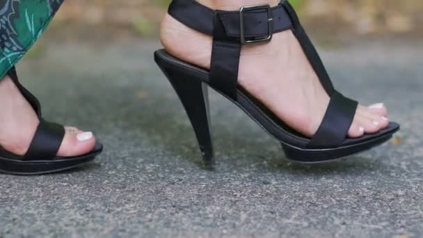 Femme Chaussures Talons Hauts Robe Longue Marchant Sur Chaussée Ralenti — Video