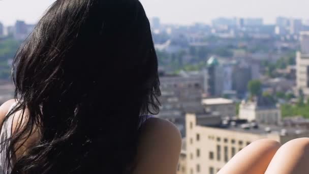 Красивая Женщина Красивыми Ногами Поворачивается Улыбаясь Городской Фон Городской — стоковое видео