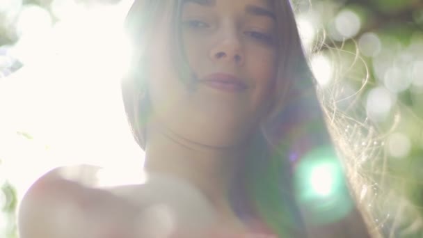 太陽フレアに女性の肖像画を明るい光ヘイズの深刻な美人ローアングル — ストック動画