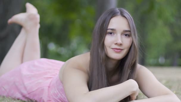 Portret Van Mooie Vrouw Ligt Gras Park Ernstige Vrouwelijke Lachende — Stockvideo