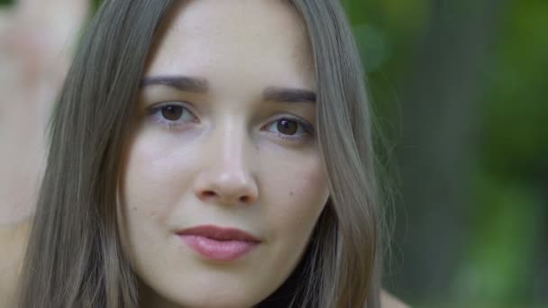 Close Portret Serieuze Vrouw Zoek Camera Crisis Vrouwelijke Problemen Langzaam — Stockvideo