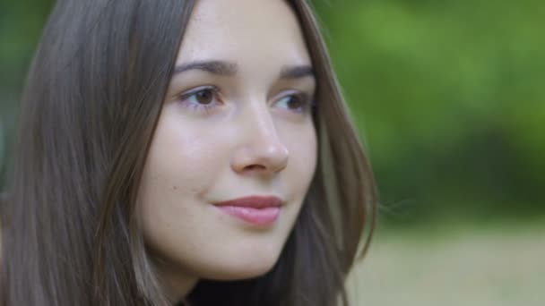 Mírové Vzhled Ženy Krásné Tiché Mysli Usmívající Měkké Něžné Ženské — Stock video