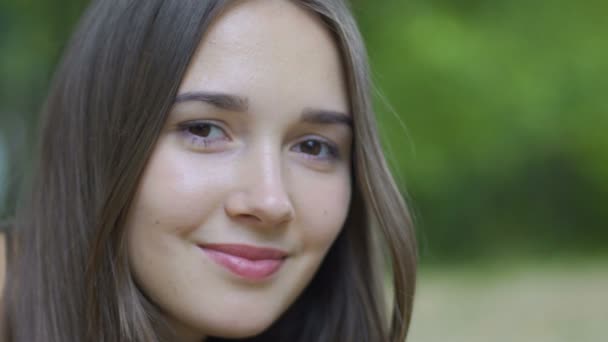 Sorrindo Jovem Mulher Retrato Linda Menina Suave Sorriso Livre Sonhos — Vídeo de Stock