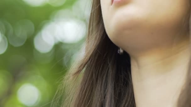 Mulher Morena Bonita Olhos Fechados Meditação Parque Paz Interior Mente — Vídeo de Stock
