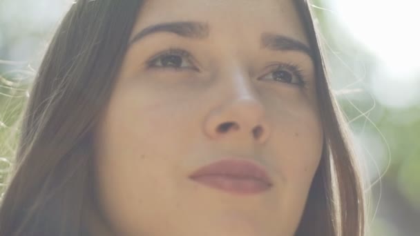 Femme Regarde Près Regard Confiant Vers Avenir Yeux Calmes Jeune — Video