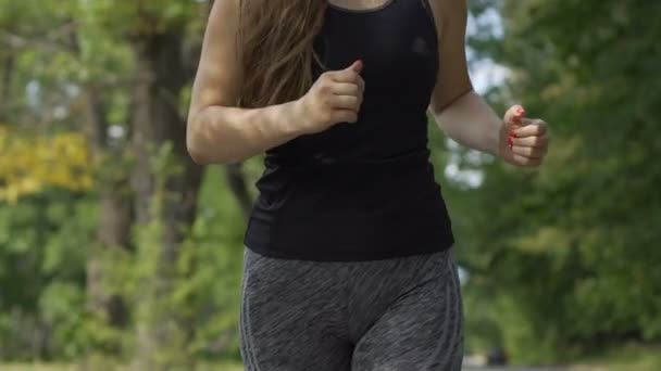 Sorridente Giovane Donna Corre Nel Parco Facendo Jogging All Aria — Video Stock