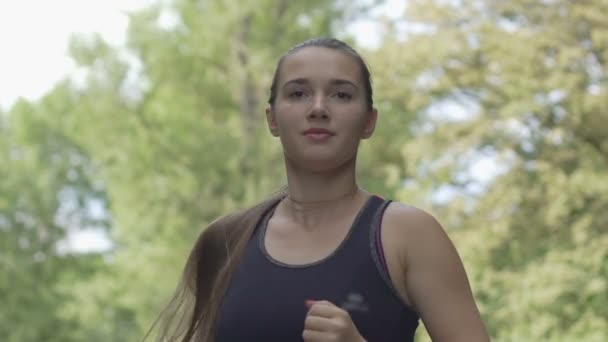 Självsäkra Långhåriga Vackra Kvinnan Körs Sport Outfit Slow Motion Utomhus — Stockvideo