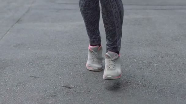 Γυναίκα Πόδια Τρέχει Αργή Κίνηση Πόλη Δρομέας Στα Παπούτσια Τρέχει — Αρχείο Βίντεο