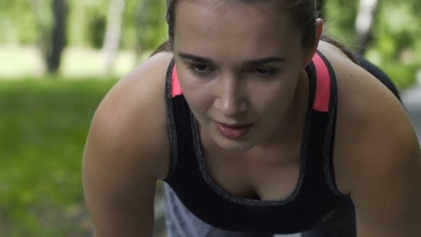 疲れ果てた女性ランナー呼吸 重く疲れてスポーツウーマン屋外スローモーション — ストック動画