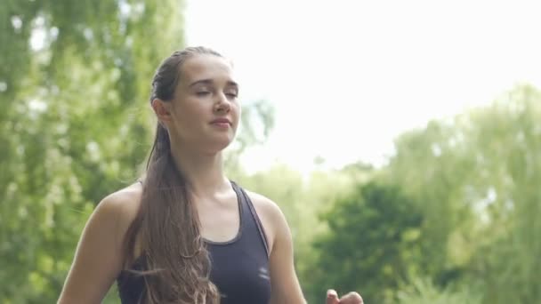 Femmina Corridore Con Capelli Lunghi Corre Nel Parco All Aperto — Video Stock