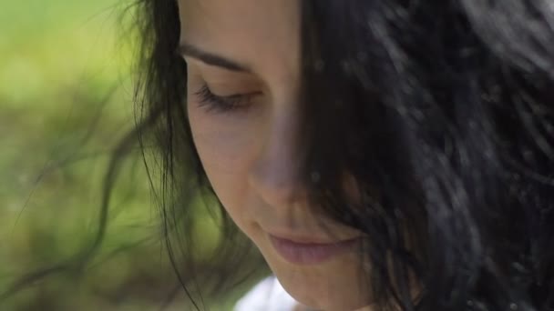 Застенчивая Улыбка Красивая Женщина Женщина Закрывает Глаза Почувствовать Присутствие Внутренний — стоковое видео
