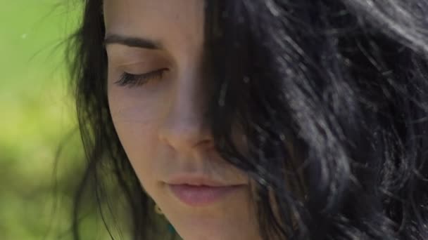 Красивая Женщина Открывает Глаза Смотрит Камеру Темные Волосы Смесь Гонке — стоковое видео