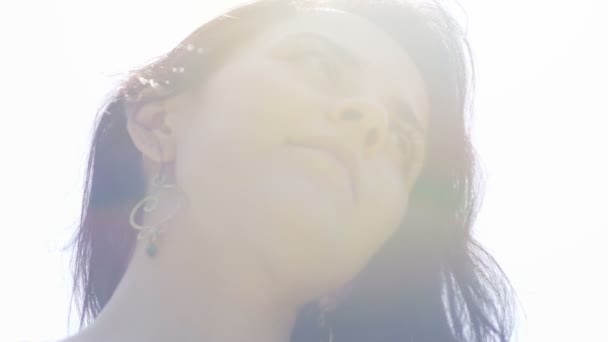 太陽ヘイズの女性 ローアングル暗い髪の女性に見える日差しの中で自信を持って — ストック動画