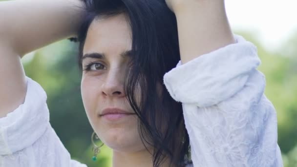 Mujer Pelo Oscuro Mira Cámara Sonriente Manos Arriba Posando Modelo — Vídeos de Stock