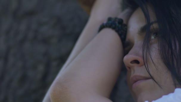Triste femme sous un vieil arbre gros plan, poêle du visage féminin aux branches rayons du soleil 