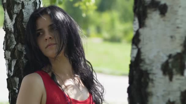 Μοναχικό Όμορφη Γυναίκα Φαίνεται Δυστυχώς Στέκεται Στο Πάρκο Κάτω Από — Αρχείο Βίντεο