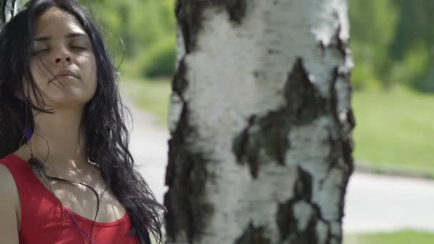 Spokojny Spokój Kobieta Park Cieszy Się Stojąc Pod Drzewo Uczucie — Wideo stockowe